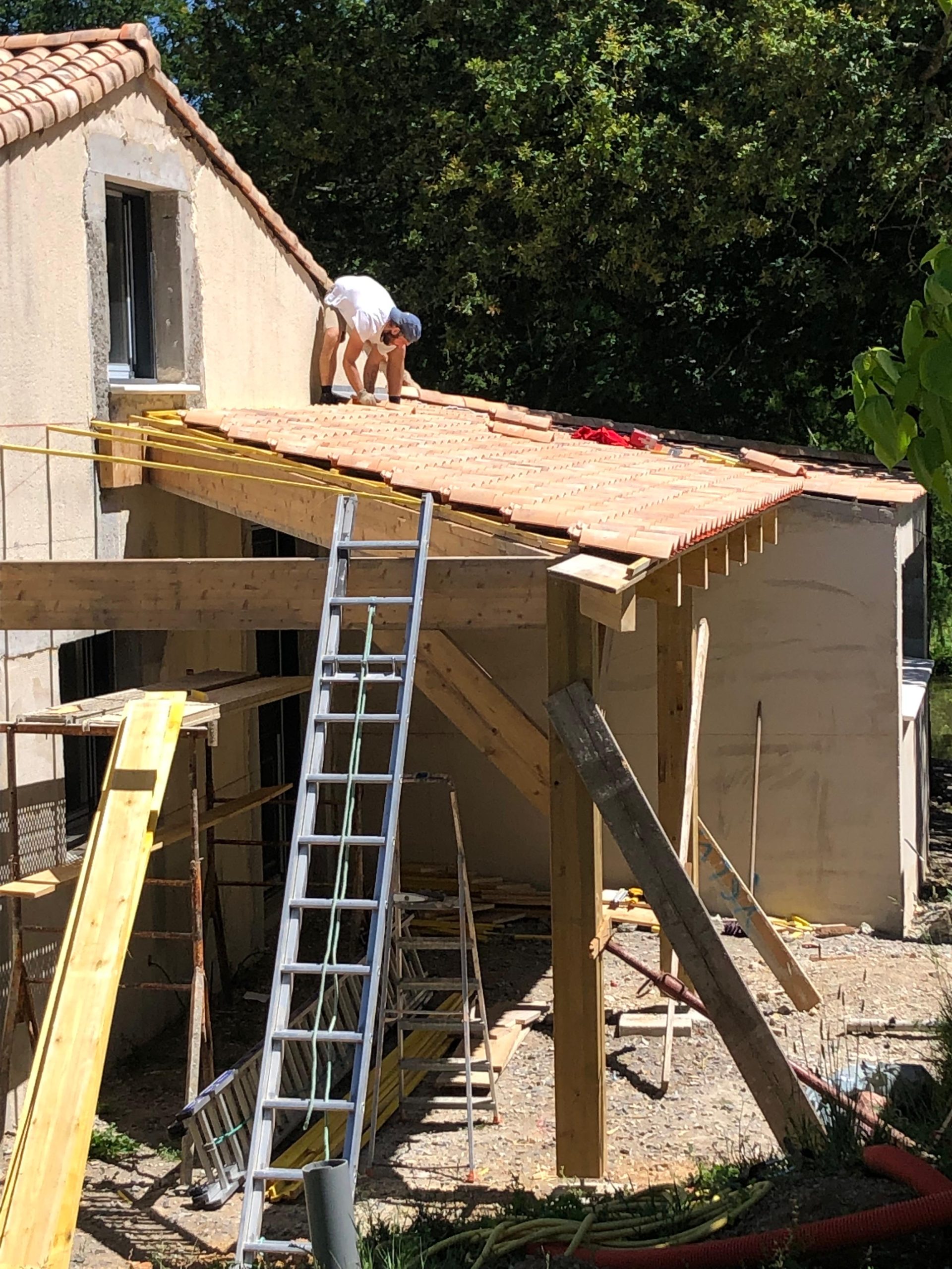 Création de toiture en tuiles sur extension par Spécialiste Pour Toi, couvreur aux Sables-d’Olonne