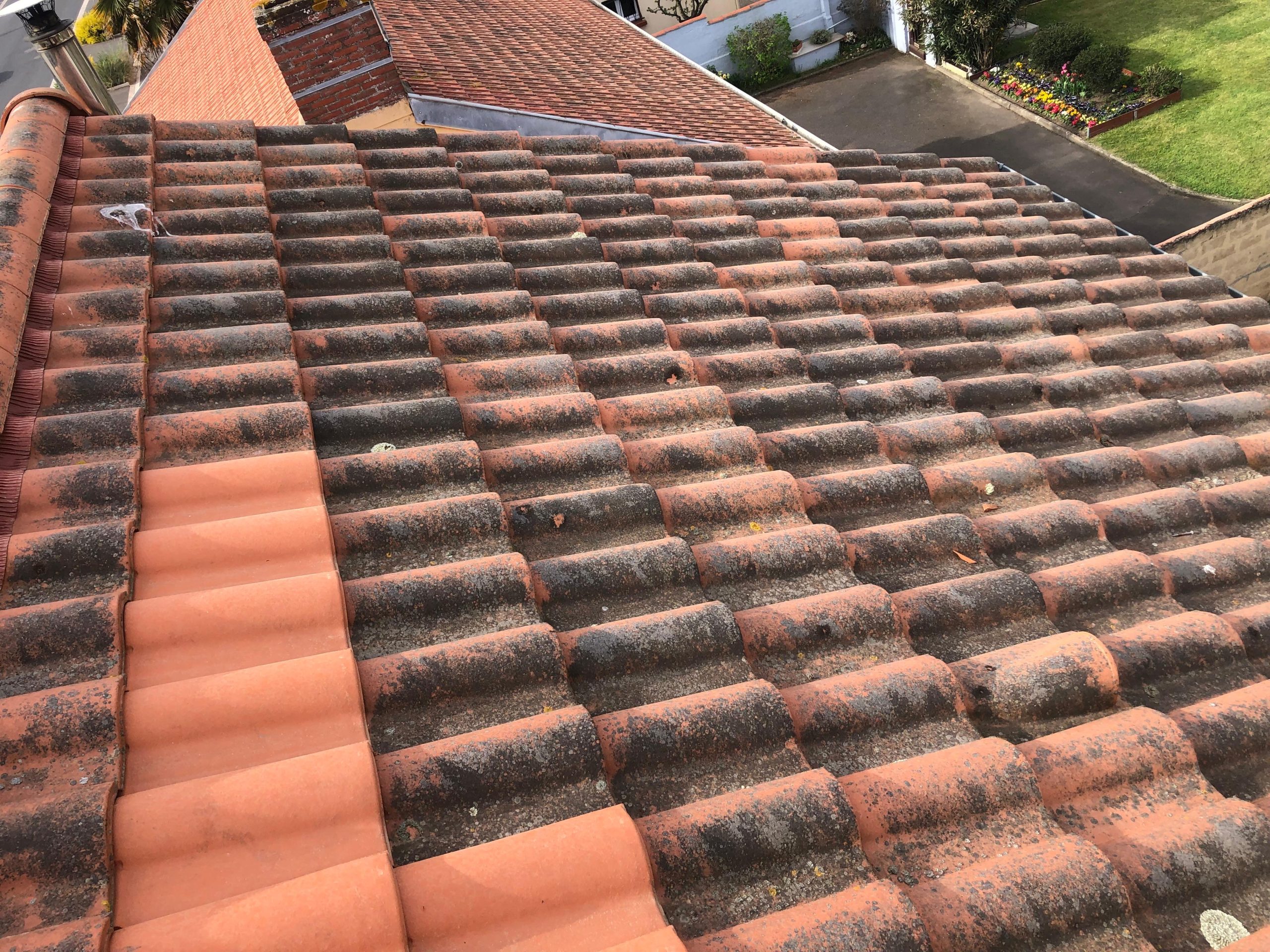 Nettoyage et démoussage de toiture en tuiles par Spécialiste Pour Toi, couvreur aux Sables-d’Olonne